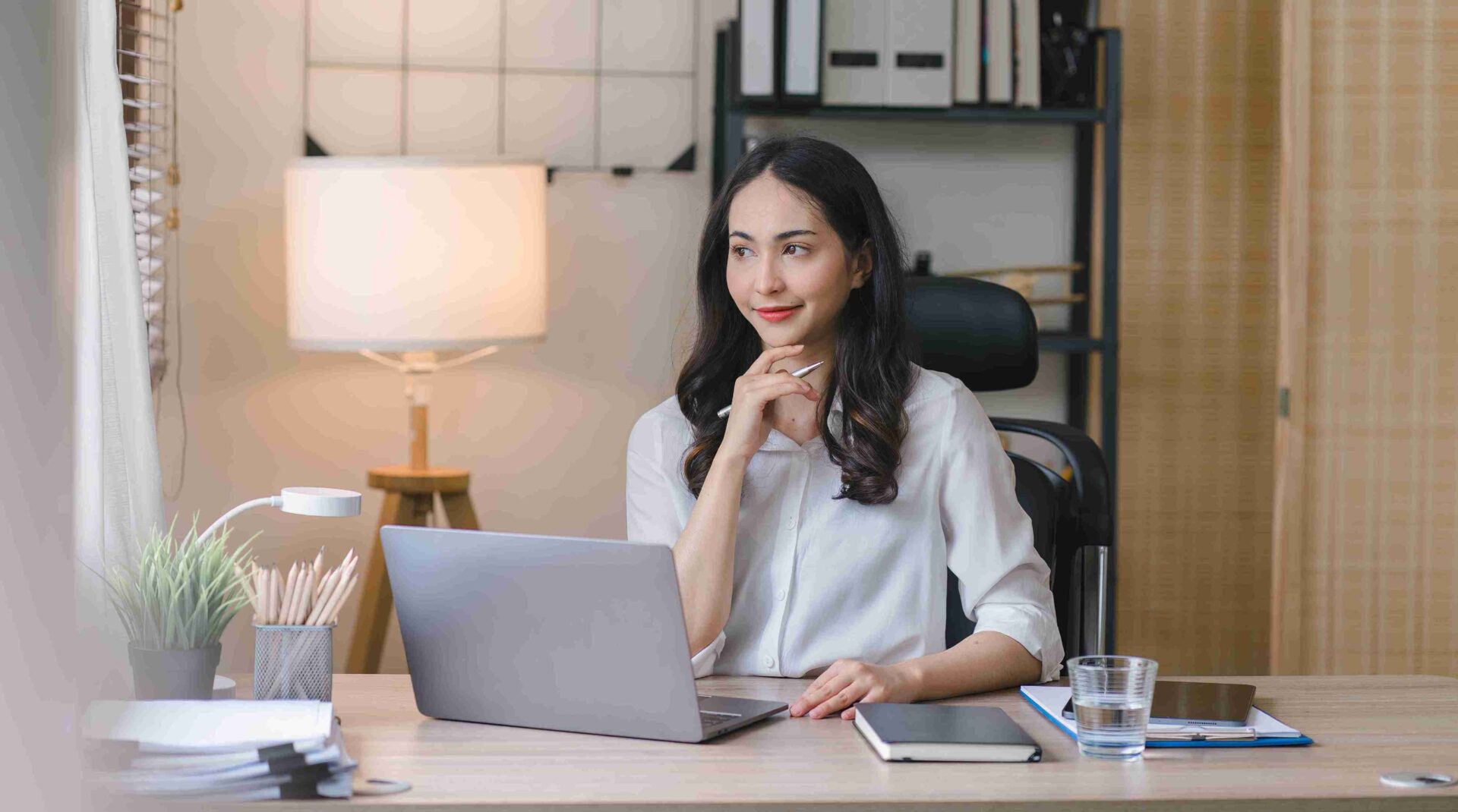 จัดโต๊ะทำงานตามหลักฮวงจุ้ยปี 2568 เพื่อเสริมความเจริญและโชคลาภ