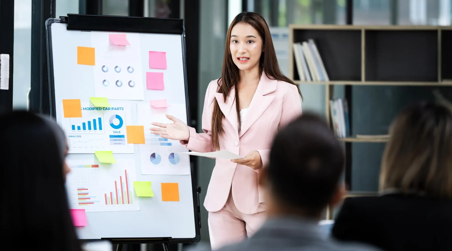 พรีเซนต์งานภาษาอังกฤษอย่างมั่นใจ! เรียนรู้คำศัพท์และประโยคที่ควรรู้